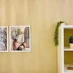 Cozy & Colourful 1 Bdr With Free Street Parking