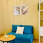 Cozy & Colourful 1 Bdr With Free Street Parking *