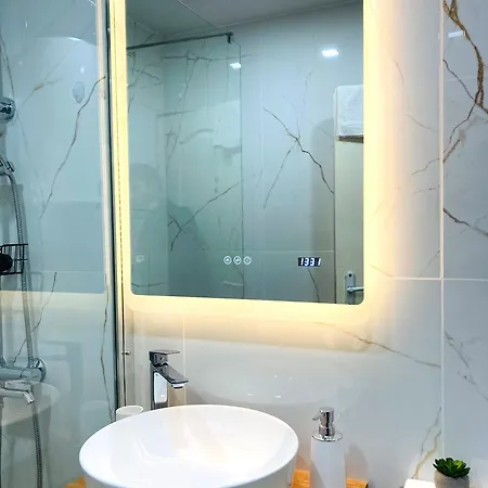 Cozy & Colourful 1 Bdr With Free Street Parking *