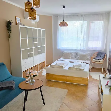 Cozy & Colourful 1 Bdr With Free Street Parking * ستارا زاغورا