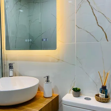 Cozy & Colourful 1 Bdr With Free Street Parking * ستارا زاغورا