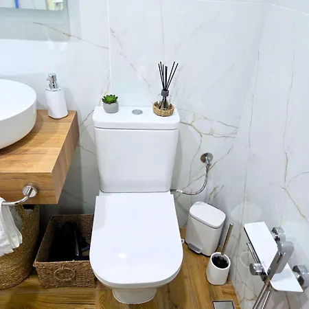 Apartment Cozy & Colourful 1 Bdr With Free Street Parking *
